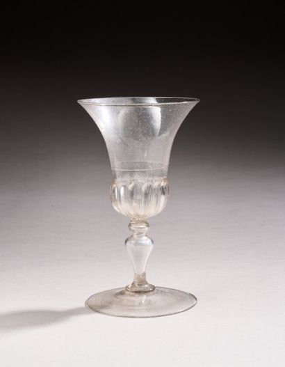 Verre sur pied en verre soufflé, en forme...