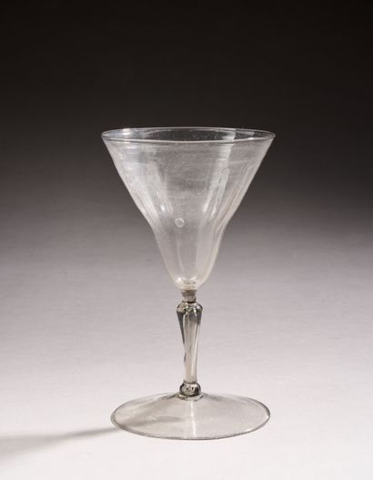 Verre sur pied en verre soufflé teinté gris,...