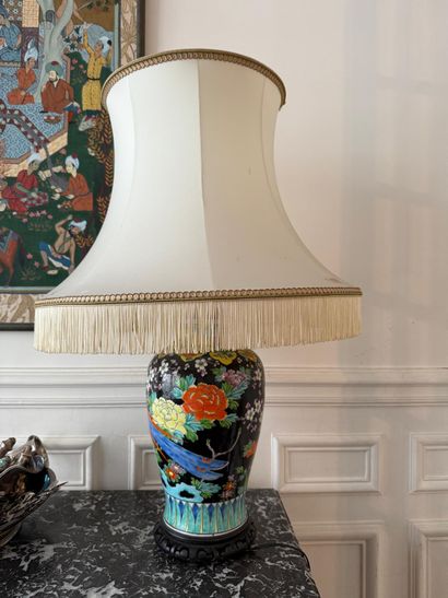 CHINE OU. JAPON
Vase balustre en porcelaine...