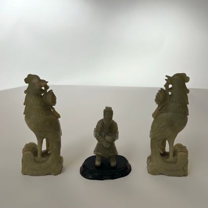 Lot de trois sujets en pierre dure figurant...