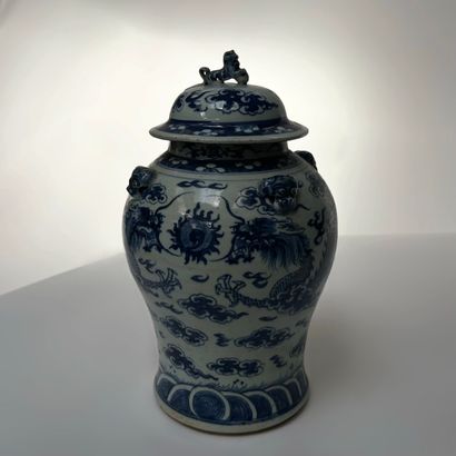 Potiche couverte en porcelaine à décor bleu...