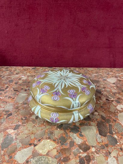 Bonbonière en porcelaine émaillée à décor...