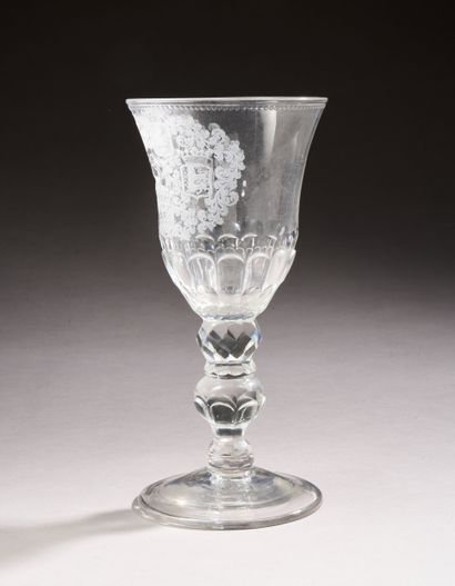 Grand et rare verre sur pied en verre soufflé,...
