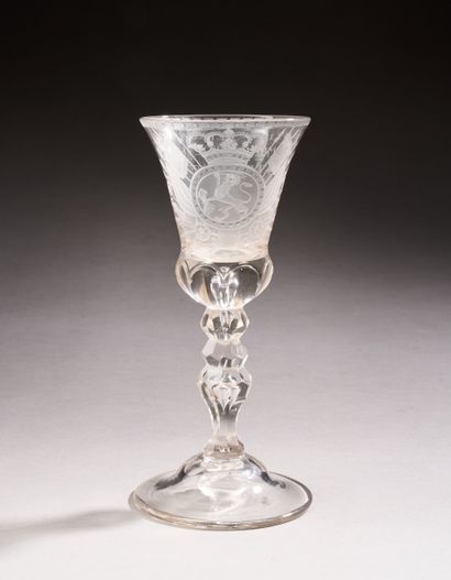 Important verre sur pied en verre soufflé,...
