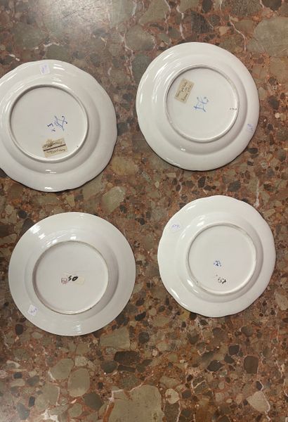 SEVRES et SAMSON 
Quatre assiettes en porcelaine...