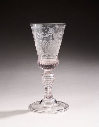 Verre sur pied en verre soufflé, de forme...