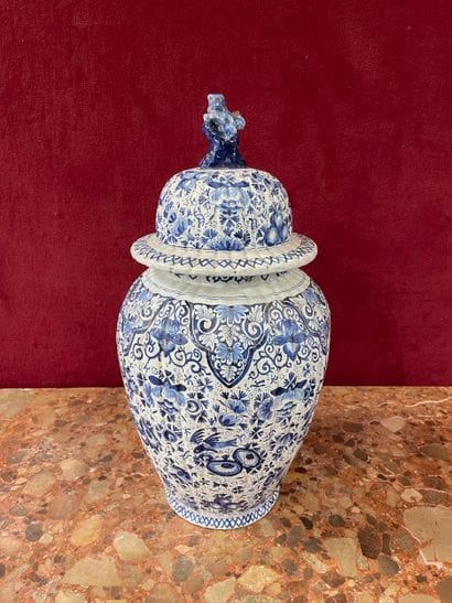 DELFT 
Potiche en faïence émaillée à décor...