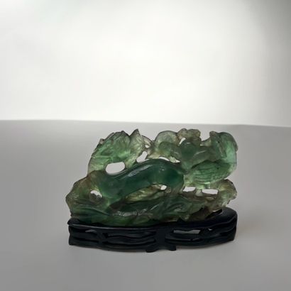 Groupe en fluorite à décor d'un dragon ou...