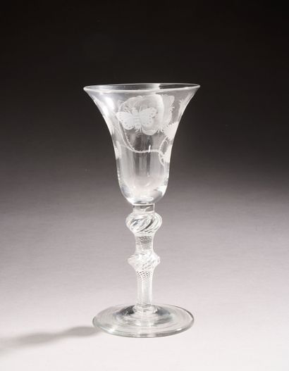 Verre sur pied en verre soufflé, de forme...