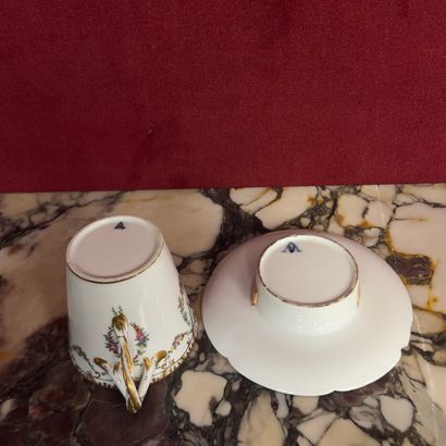 Dans le gout de la Manufacture de Paris 
Tasse...