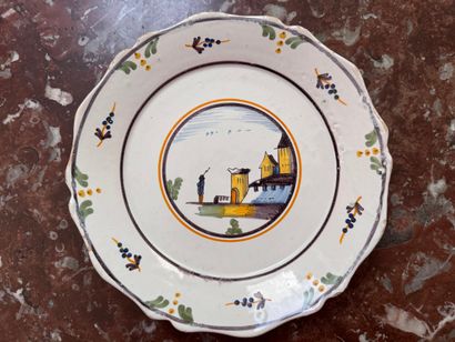 Assiette en faïence de Nevers 
A décor polychrome...