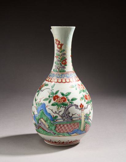 Japon 
Vase bouteille en porcelaine à décor...