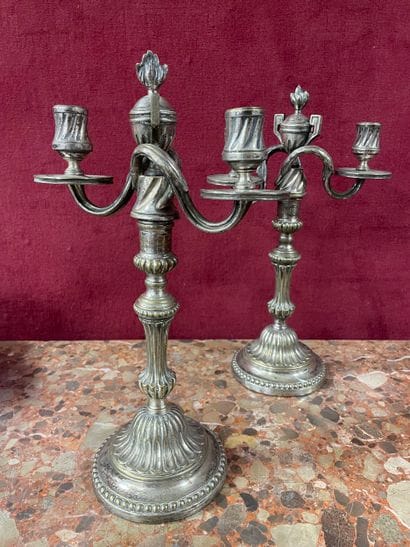 Paire de candélabres en métal argenté à décor...