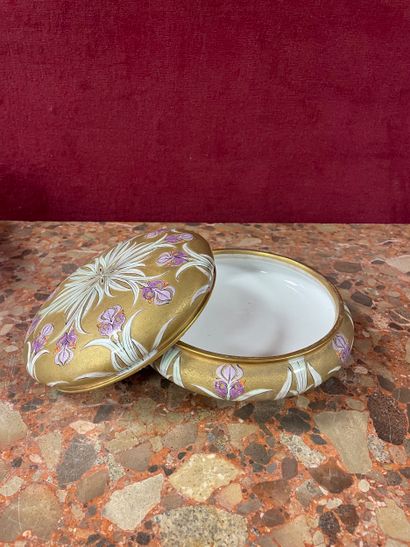 Bonbonière en porcelaine émaillée à décor...