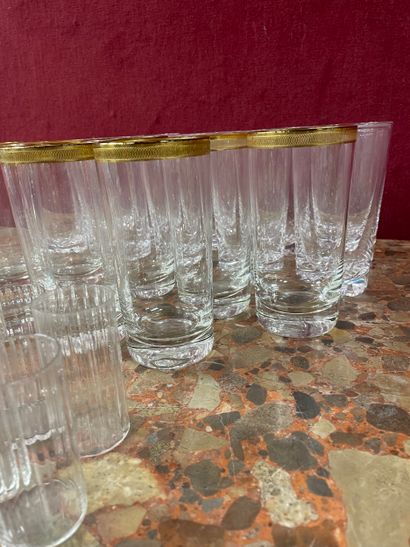 Ensemble comprenant une trentaine de verres...