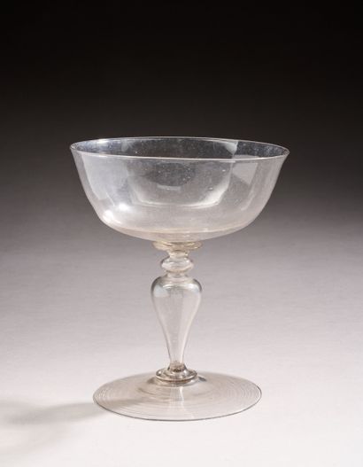 Coupe sur pied en verre soufflé de forme...