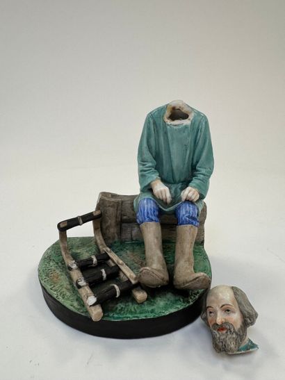 Vieillard assis à la luge.

Figurine en porcelaine...