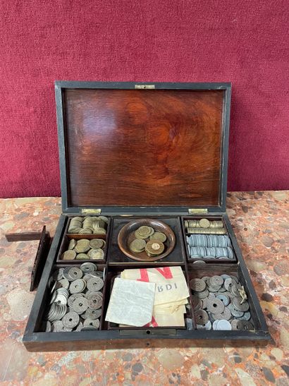 Lot de coffrets de jeu en placage à décor...