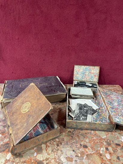 Album de cartes postales 

On y joint deux...
