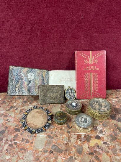 Lot comprenant miniature, boites rondes dont...