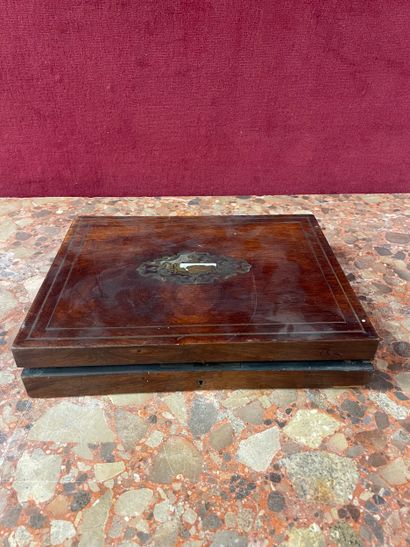 Coffret de jeu en placage de bois à décor...
