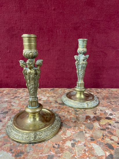 Paire de bougeoirs en bronze ciselé doré,...