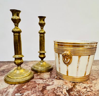 Plant pot 
Porcelain with gold decoration
Restoration...