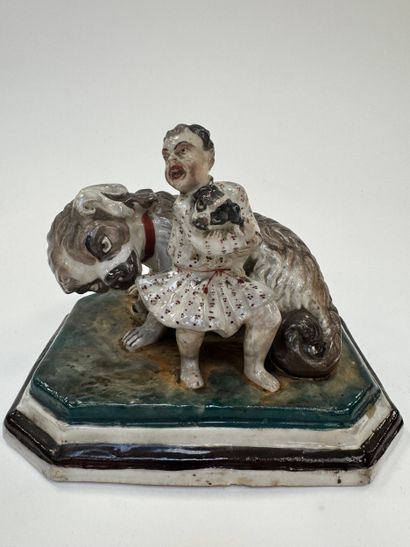 Jeune garçon avec un chien et un chiot.
Figurine...