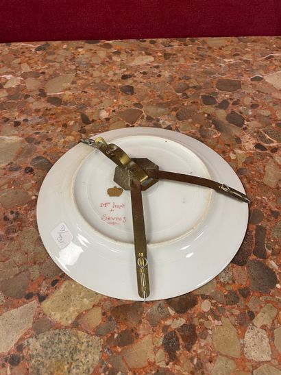 Assiette en porcelaine à décor mythologique...