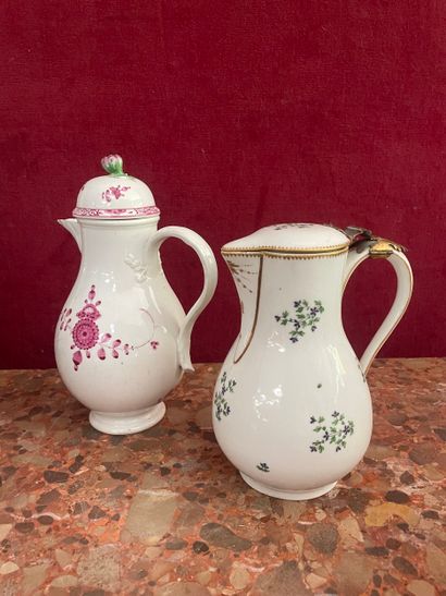 MEISSEN et CLIGNANCOURT 
Deux verseuses couvertes...