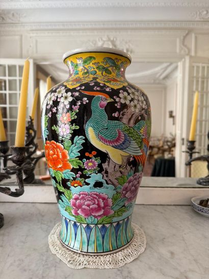 CHINE OU. JAPON
Vase balustre en porcelaine...