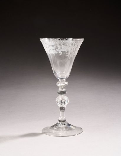 Verre sur pied en verre soufflé, de forme...