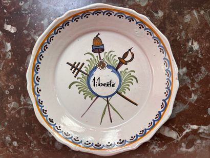 Assiette en faïence de Nevers
A décor polychrome...