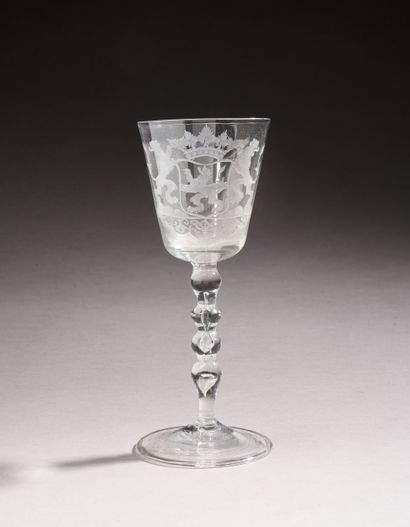 Verre sur pied en verre soufflé, de forme...