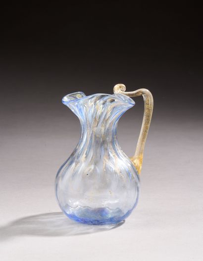 Verseuse en forme de oenochoé en verre soufflé...
