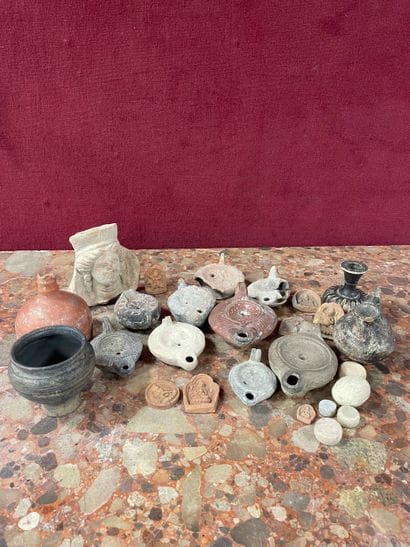 Lot d'archéologie comprenant des objets en...