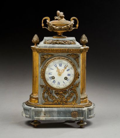 Jolie pendule en marbre gris de rubans, les...