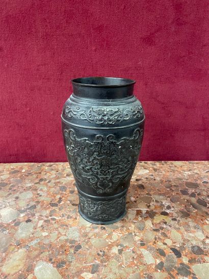 CHINE 
Vase en bronze à décor de rinceaux...