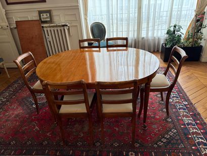 Dining table and six chairs
As-is
72x148x109...
