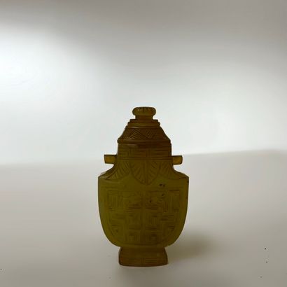 Petit vase de forme Hu en jade à décor archaïsant...