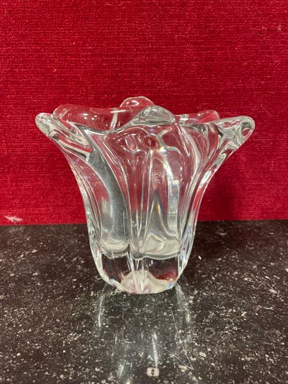 DAUM FRANCE 
Vase en cristal de forme mouvementée....