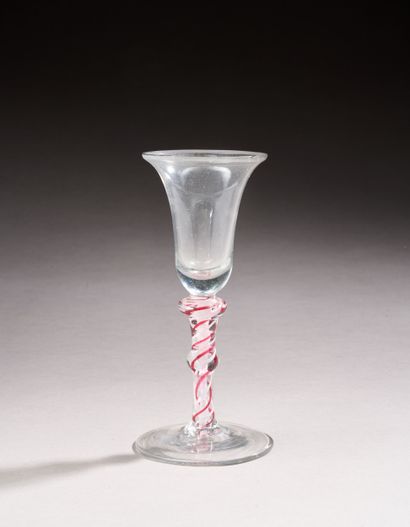 Verre à liqueur sur pied en verre soufflé,...