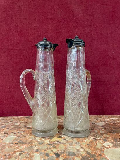 Paire de carafes en cristal taillé
Monture...