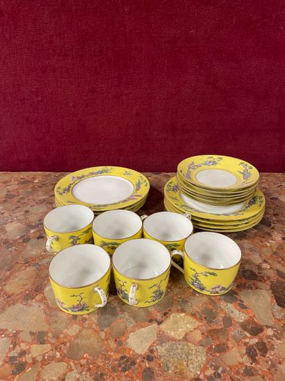 Partie de service à dessert en porcelaine...