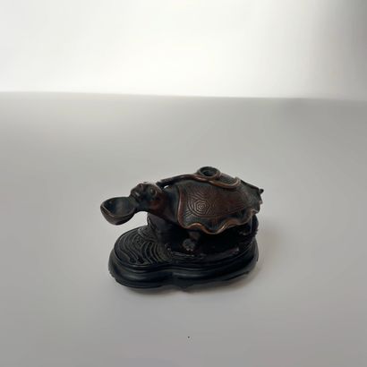 Compte-gouttes en bronze à patine brune prenant...