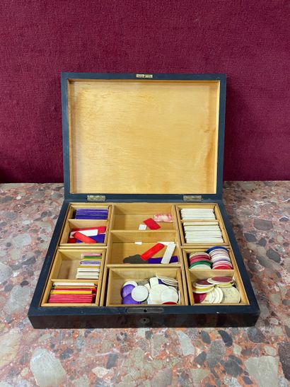 Coffret de jeu en placage de bois à décor...