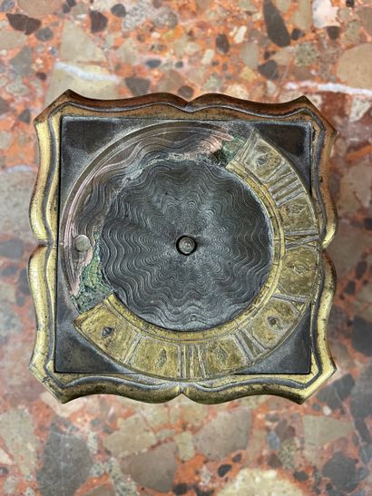 Horloge de table carré en bronze et laiton,...