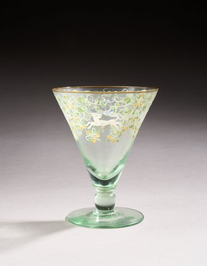 Verre sur pied en verre teinté vert, à décor...