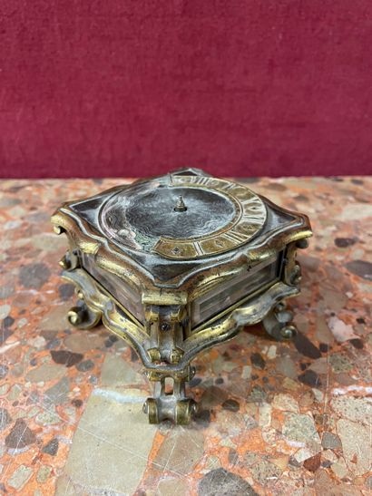 Horloge de table carré en bronze et laiton,...