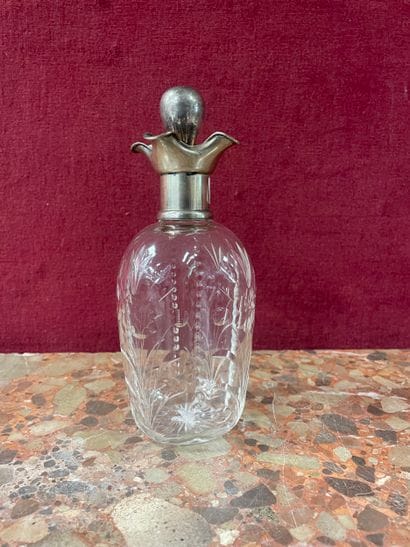 Carafe en cristal taillé à décor de fleurs
Monture...